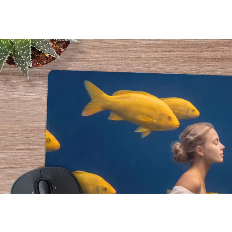 Vrouw - Vis - Water - Natuur - Geel muismat rubber klein -closeup