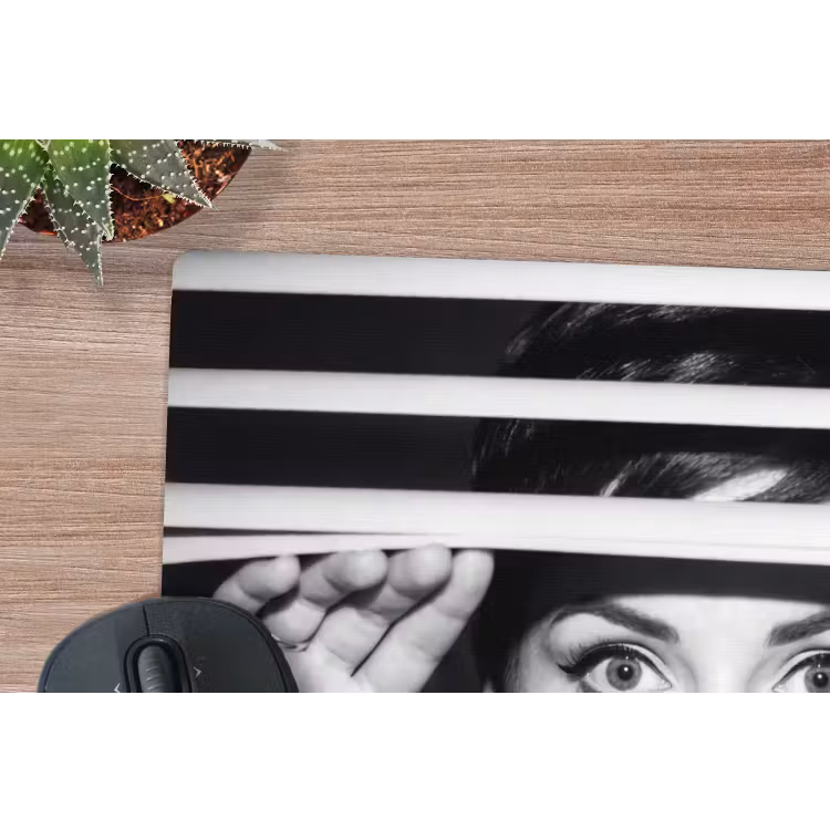 Vrouw - Jaloezieën - Portret - Zwart-wit muismat rubber klein -closeup