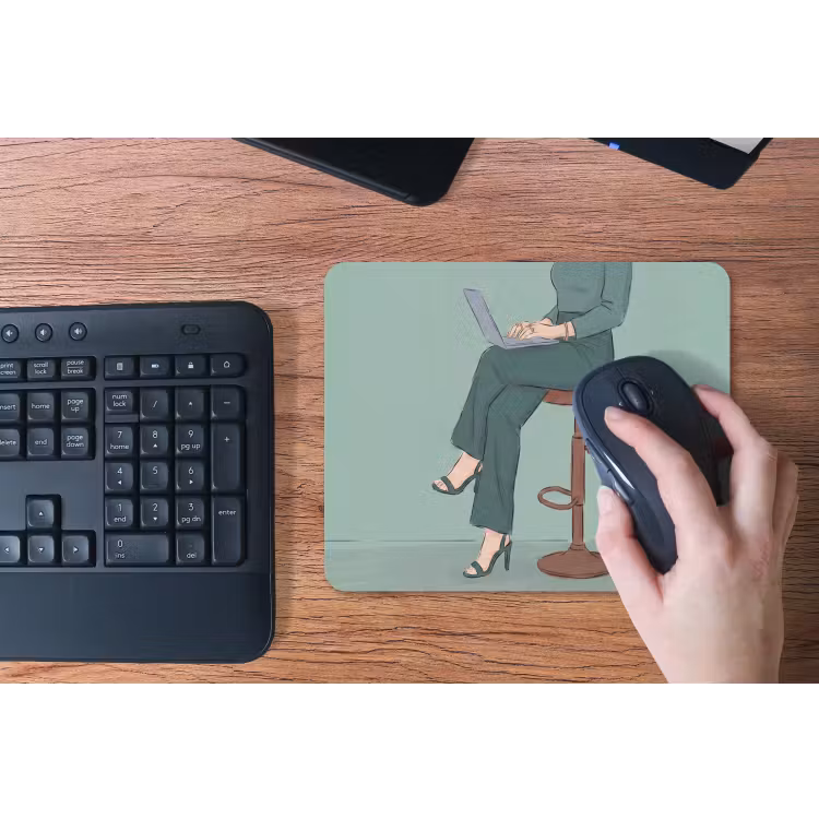 Vrouw - Laptop - Zittend - Illustratie - Groen muismat rubber klein -toetsenbord