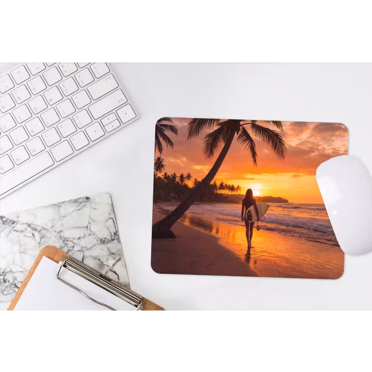 Vrouw - Surfplank - Strand - Zonsondergang - Oranje muismat rubber klein -witbureau