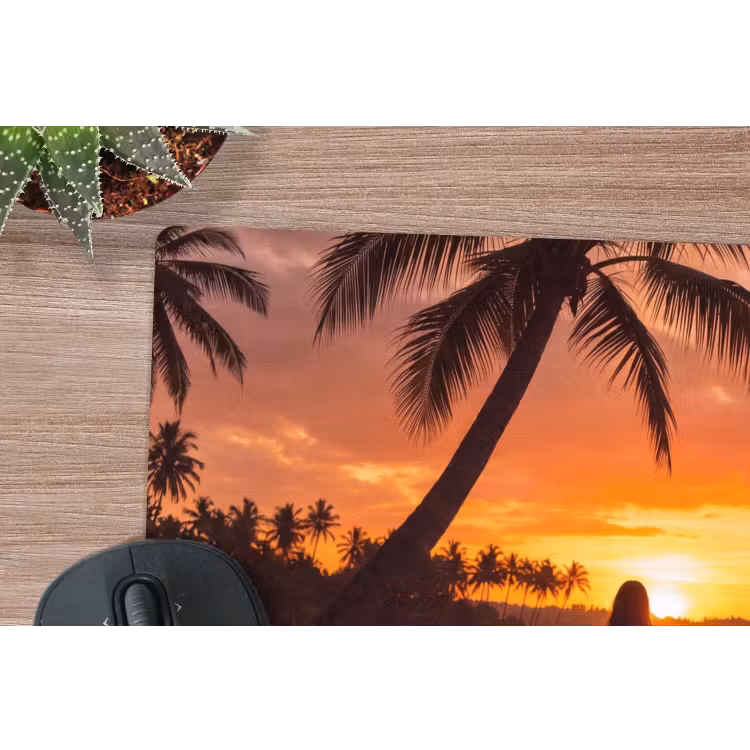 Vrouw - Surfplank - Strand - Zonsondergang - Oranje muismat rubber klein -closeup