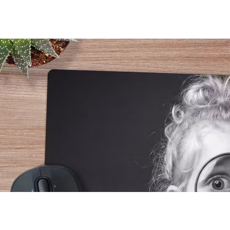 Kind - Vergrootglas - Portret - Zwart-wit muismat rubber klein -closeup