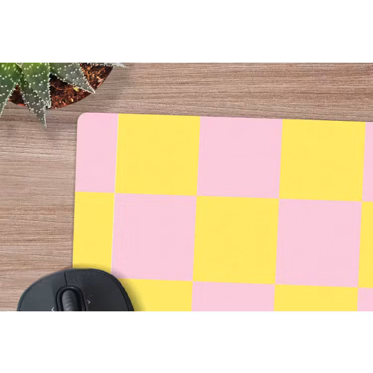 Schaakbord patroon - Geel - Roze - Blokjes muismat rubber klein -closeup
