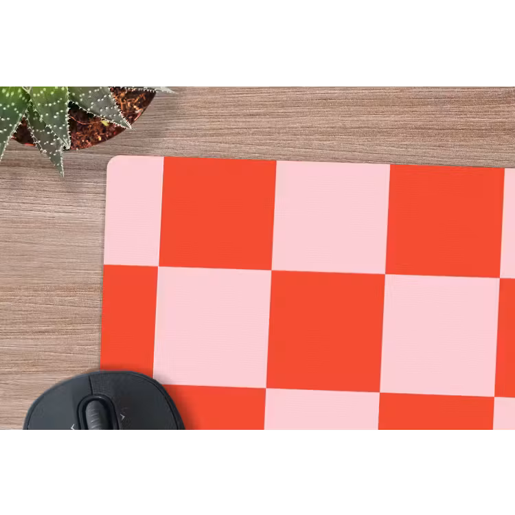 Schaakbord patroon - Rood - Roze - Blokjes muismat rubber klein -closeup