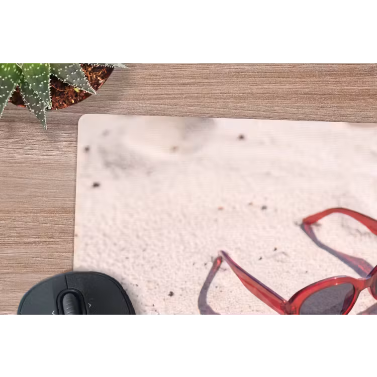 Zonnebril - Strand - Vakantie - Rood muismat rubber klein -closeup