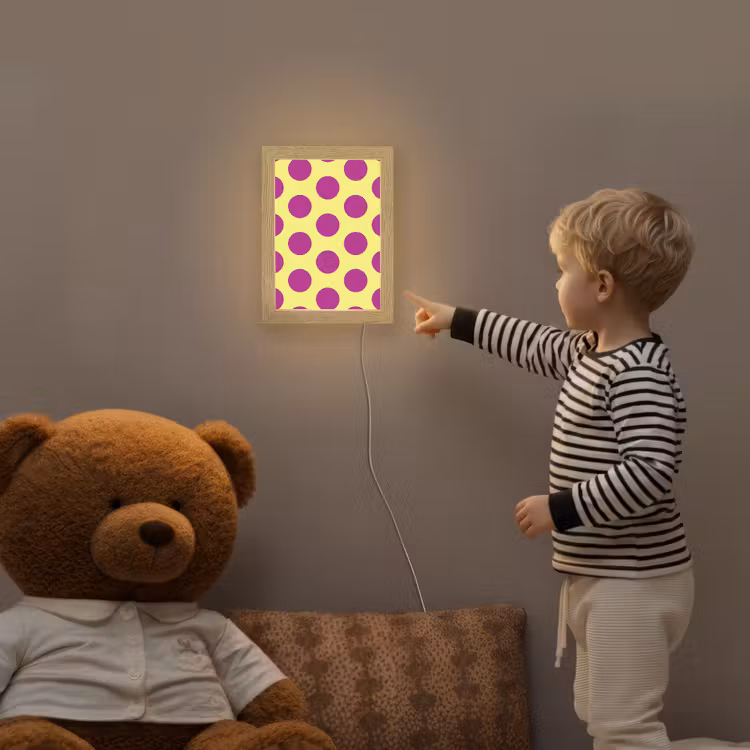 Dots - Klassiek - Geel Light Box met kabel (Kinderlampje) klein 904 -sfeer4a_kind