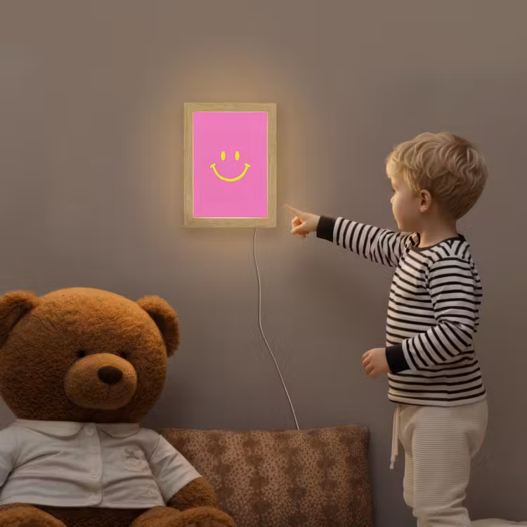 Smiley - Vrolijk - Roze Light Box met kabel (Kinderlampje) klein -sfeer4a_kind