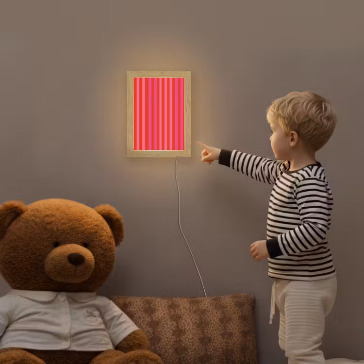Verticaal - Strepen - Roze Light Box met kabel (Kinderlampje) klein 904 -sfeer4a_kind