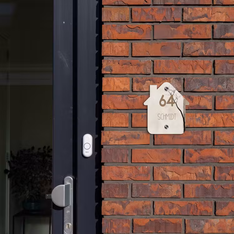 Boomsilhouet beige achtergrond - Modern Naambord Huisje klein -sfeer2