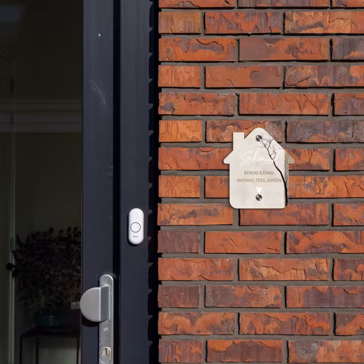 Boomsilhouet beige achtergrond - Sierlijk Naambord Huisje klein -sfeer2