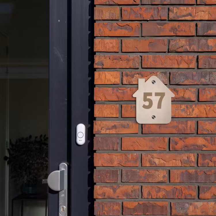 Beige reliëf lijnen - Traditioneel Naambord Huisje klein -sfeer2