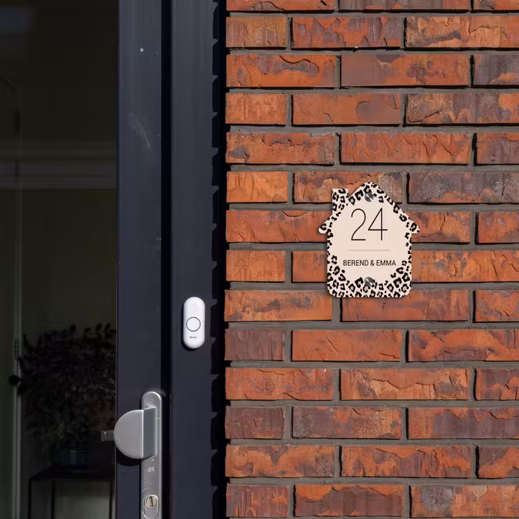 Beige luipaardprint - Klassiek Naambord Huisje klein -sfeer2