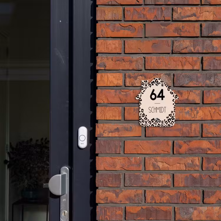 Beige luipaardprint - Modern Naambord Huisje klein -sfeer2