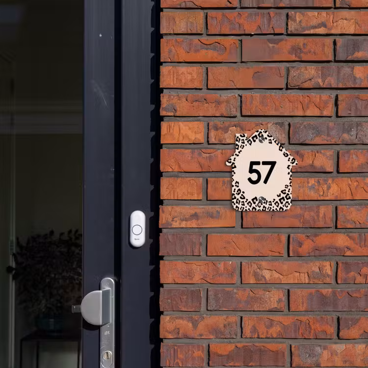 Beige luipaardprint - Traditioneel Naambord Huisje klein -sfeer2