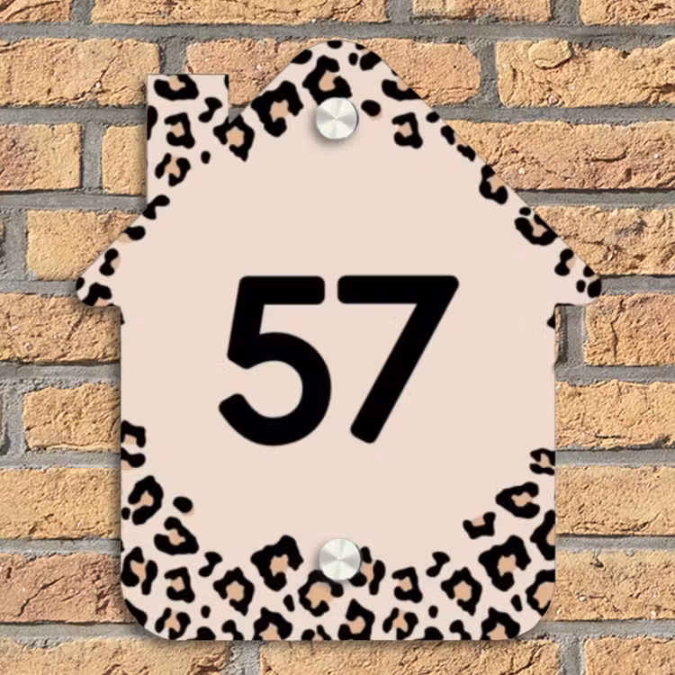 Beige luipaardprint - Traditioneel Naambord Huisje klein -sfeer5