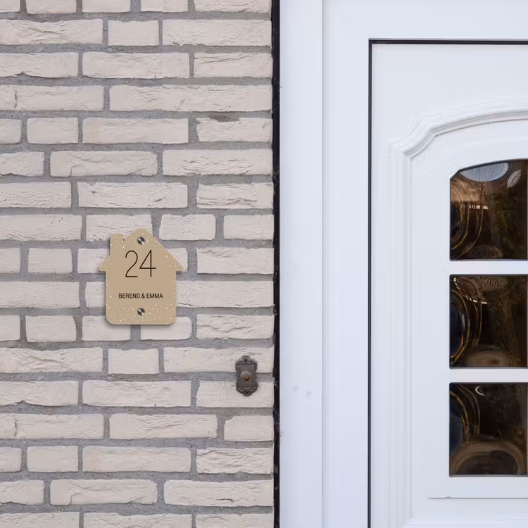 Beige met stippen - Klassiek Naambord Huisje klein -sfeer1