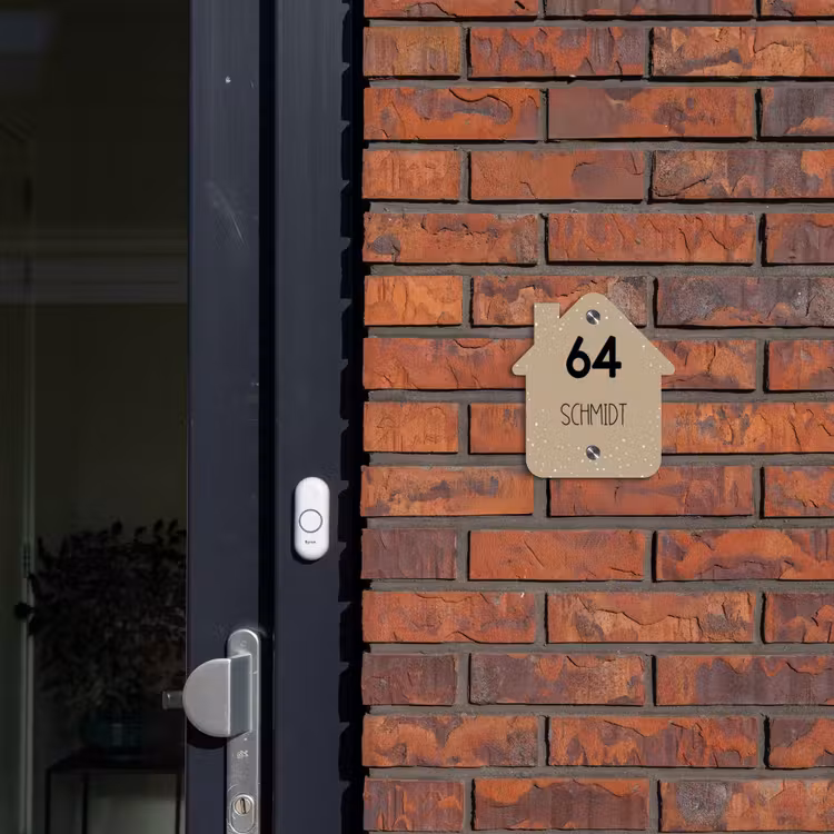Beige met stippen - Modern Naambord Huisje klein -sfeer2