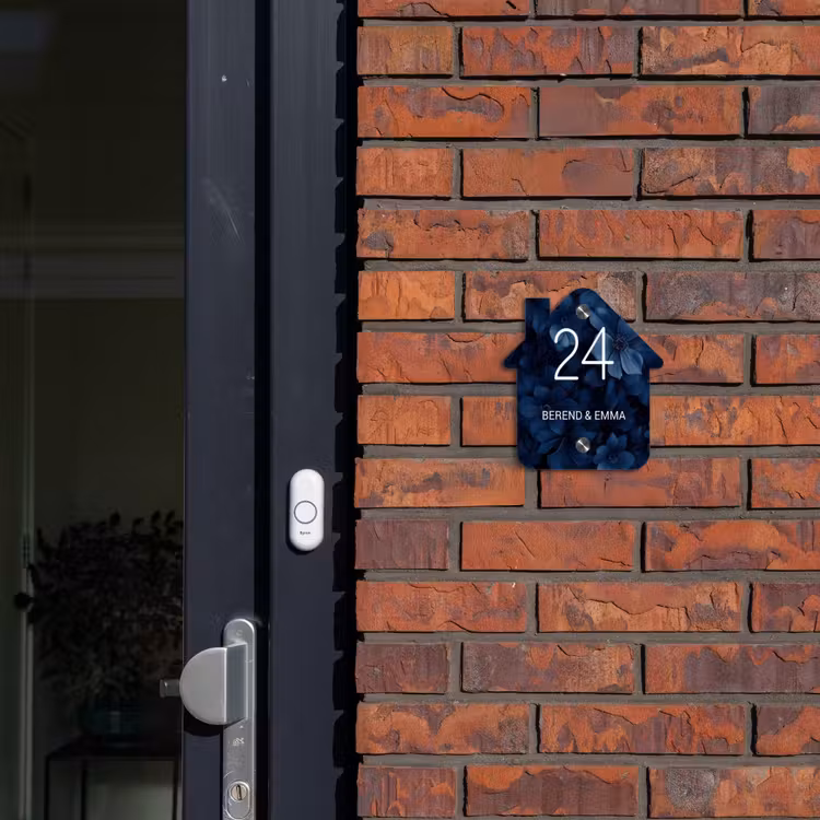 Blauwe bloemen - Sierlijk Naambord Huisje klein -sfeer2