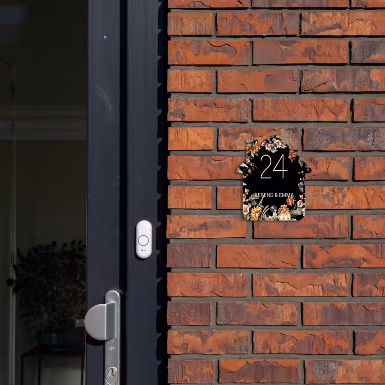 Bloemen - Zwart - Klassiek Naambord Huisje klein -sfeer2