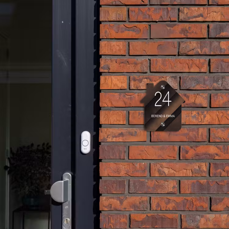 Bruine diagonale banen - Klassiek Naambord Huisje klein -sfeer2