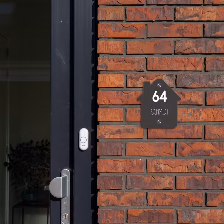 Donkergrijs - Modern Naambord Huisje klein -sfeer2