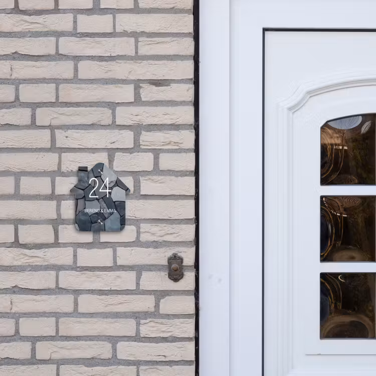 Donkergrijze stenen - Klassiek Naambord Huisje klein -sfeer1