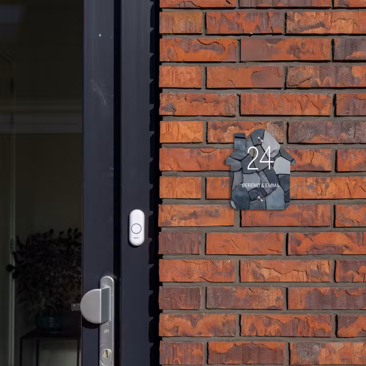 Donkergrijze stenen - Klassiek Naambord Huisje klein -sfeer2