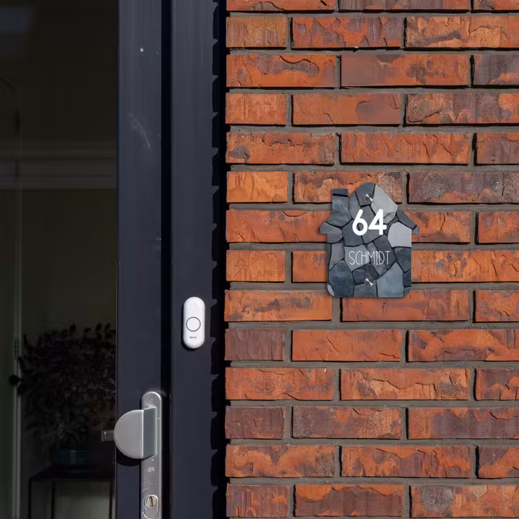 Donkergrijze stenen - Modern Naambord Huisje klein -sfeer2