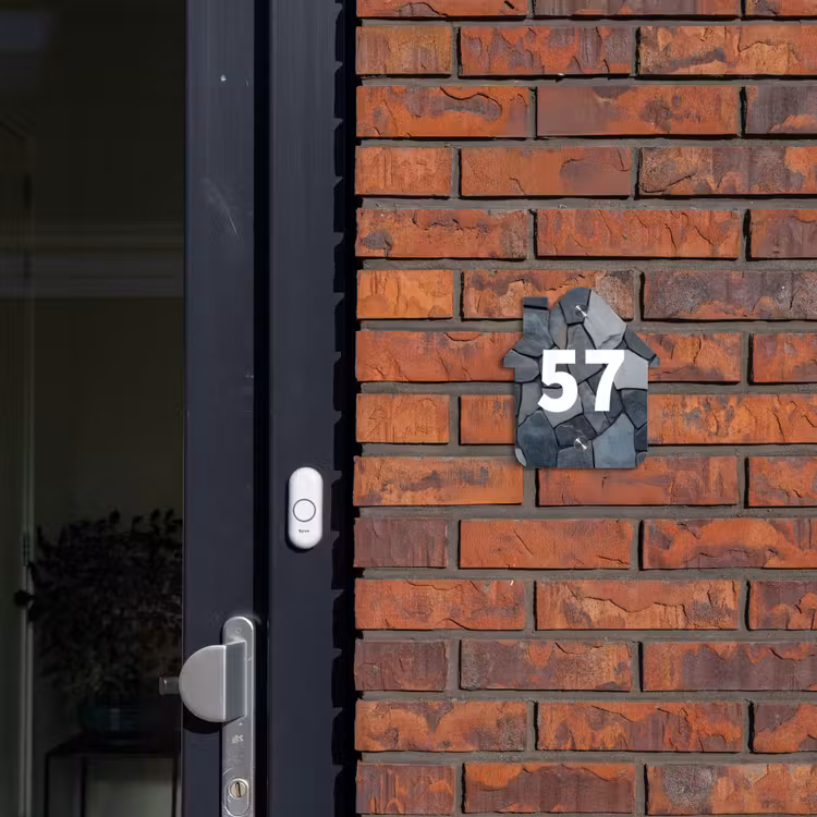 Donkergrijze stenen - Traditioneel Naambord Huisje klein -sfeer2