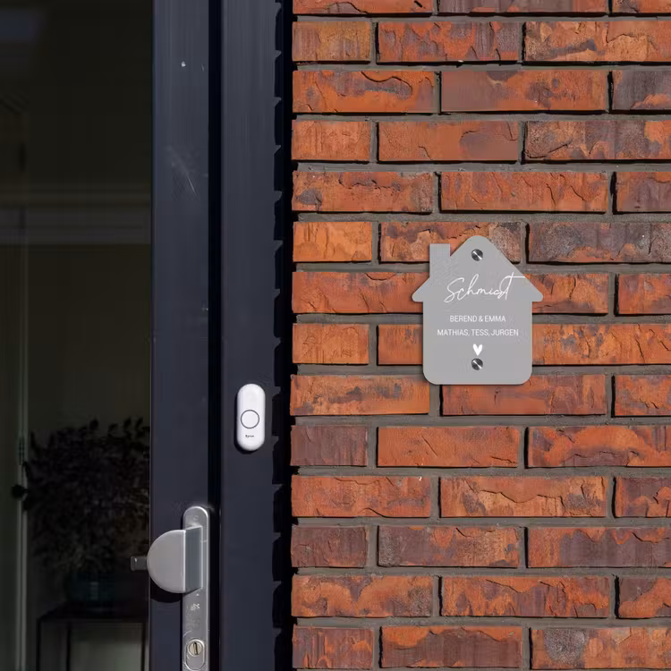 Effen lichtgrijs - Sierlijk Naambord Huisje klein -sfeer2
