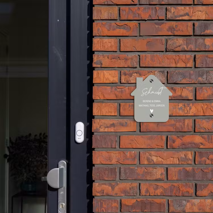 Effen lichtgrijs - Sierlijk Naambord Huisje klein -sfeer2