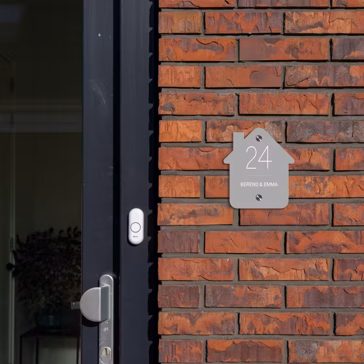 Effen lichtgrijs - Klassiek Naambord Huisje klein -sfeer2