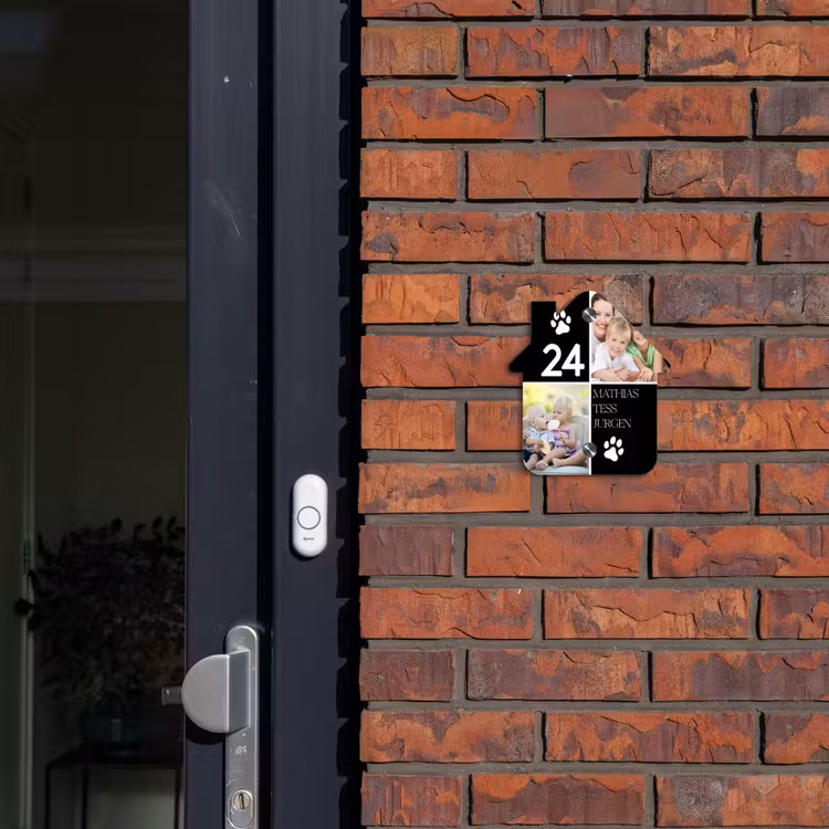 Familieportret met pootafdrukken zwart - Klassiek Naambord Huisje klein -sfeer2