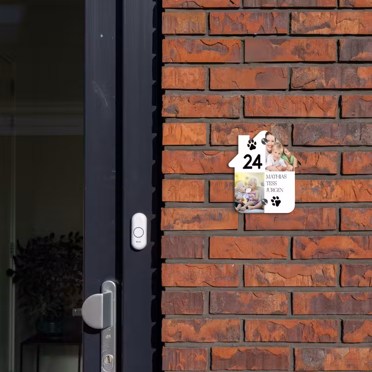 Familieportret met pootafdrukken - Klassiek Naambord Huisje klein -sfeer2