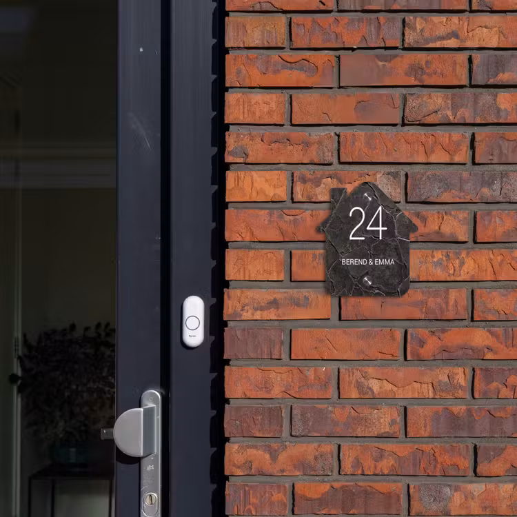 Gebarsten steen - Klassiek Naambord Huisje klein -sfeer2
