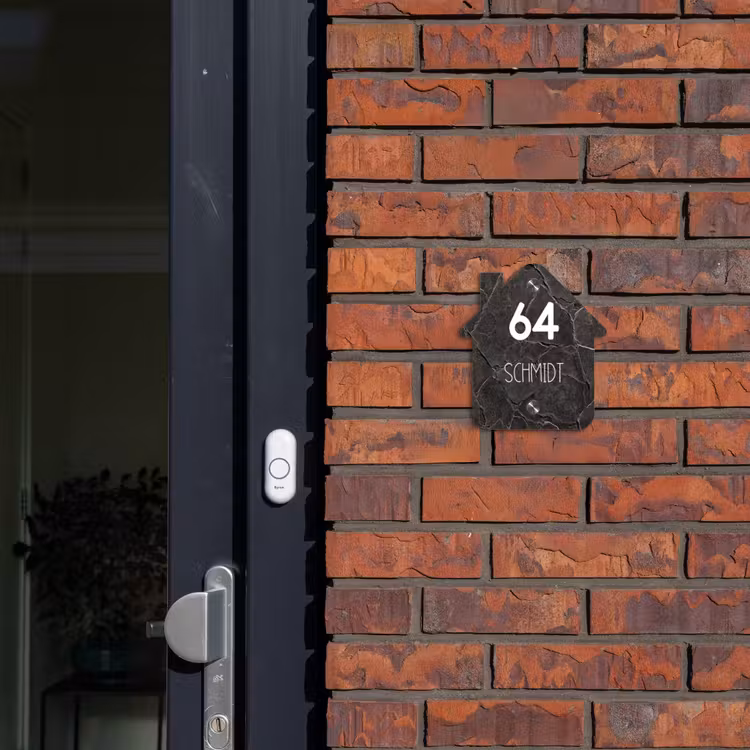 Gebarsten steen - Modern Naambord Huisje klein -sfeer2