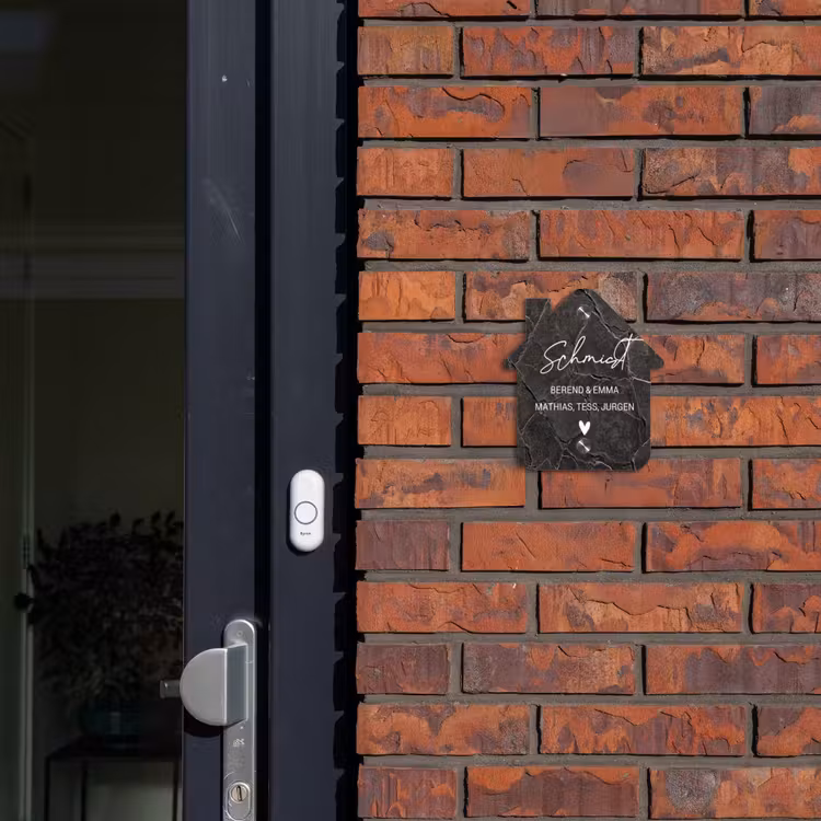 Gebarsten steen - Sierlijk Naambord Huisje klein -sfeer2