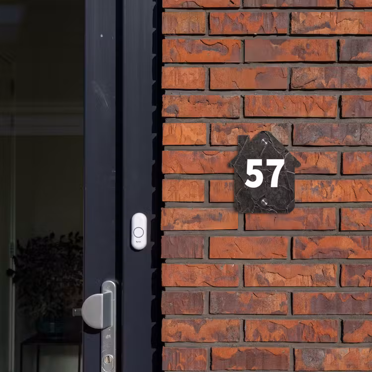 Gebarsten steen - Traditioneel Naambord Huisje klein -sfeer2