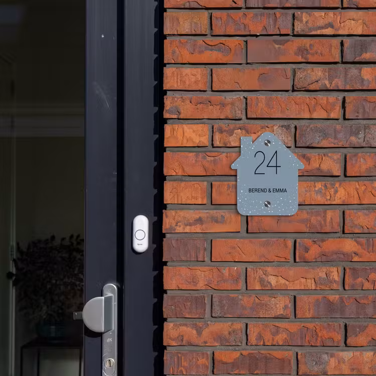 Grijsgroen met stippen - Klassiek Naambord Huisje klein -sfeer2