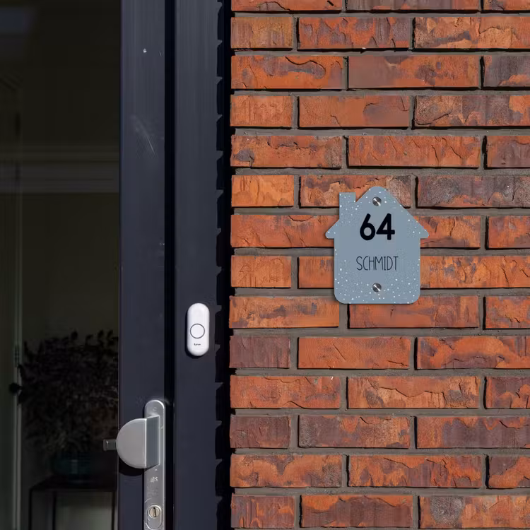 Grijsgroen met stippen - Modern Naambord Huisje klein -sfeer2