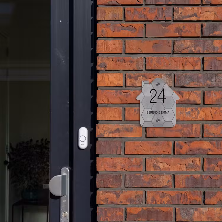Grijze tegels - Klassiek Naambord Huisje klein -sfeer2