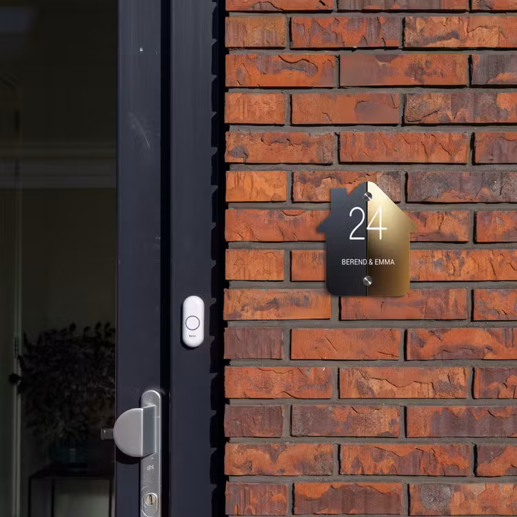 Half goud zwart - Klassiek Naambord Huisje klein -sfeer2