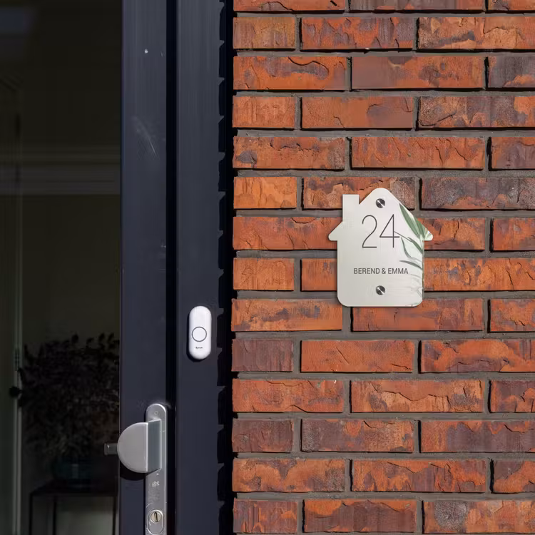 Lichtbeige met plant - Klassiek Naambord Huisje klein -sfeer2