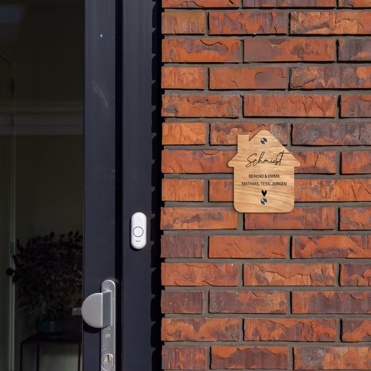 Licht hout - Sierlijk Naambord Huisje klein -sfeer2