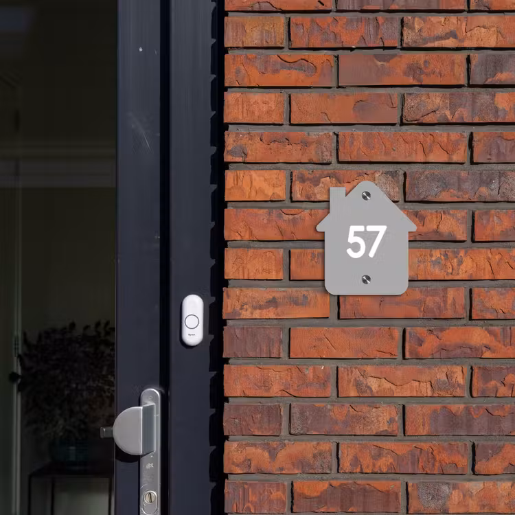 Effen lichtgrijs - Traditioneel Naambord Huisje klein -sfeer2