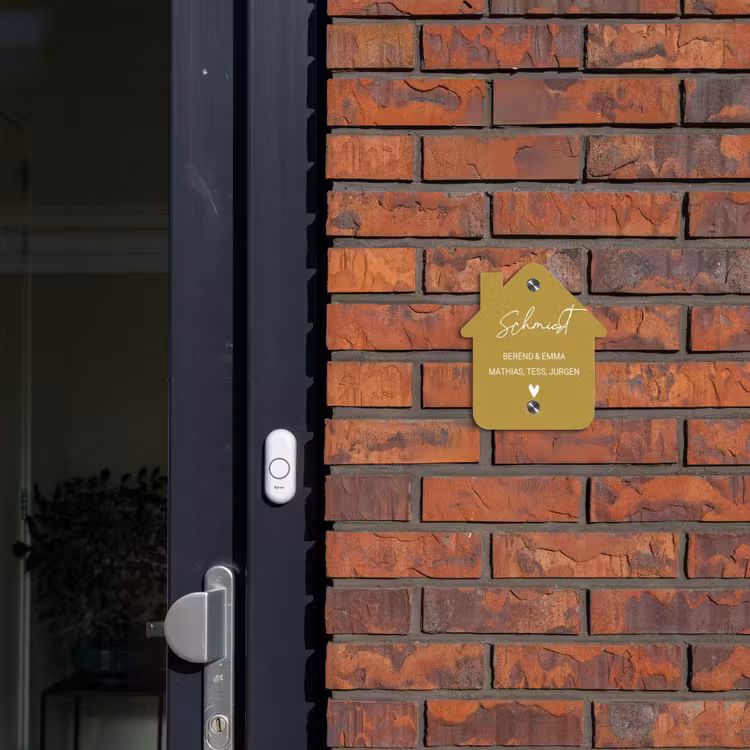 Okergeel - Sierlijk Naambord Huisje klein -sfeer2