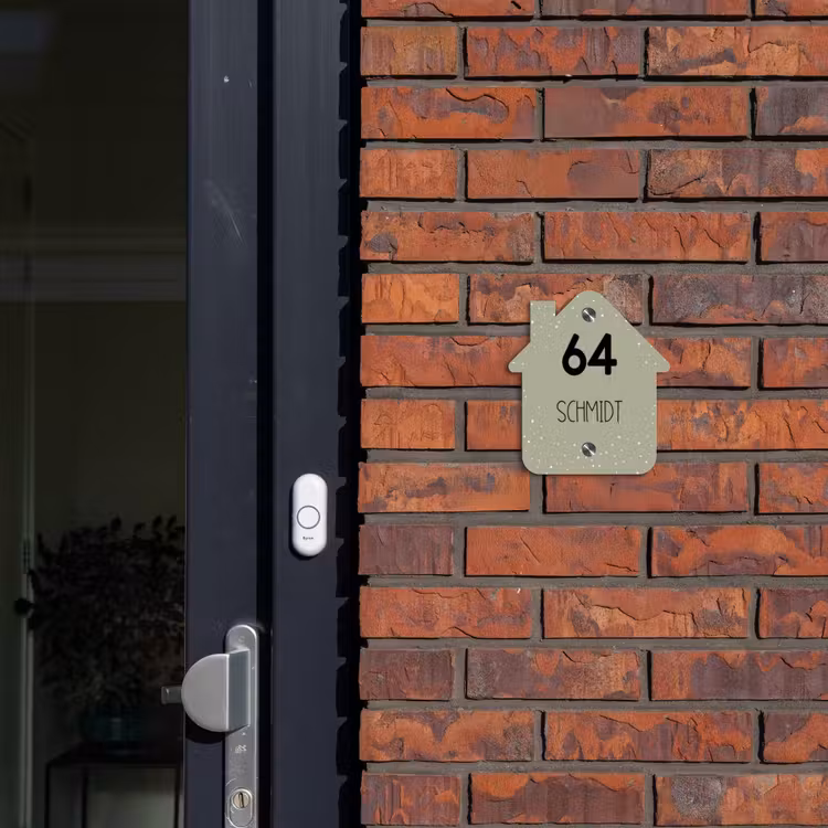 Olijfgroen met stippen - Modern Naambord Huisje klein -sfeer2