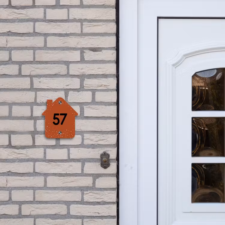 Roestbruin met stippen - Traditioneel Naambord Huisje klein -sfeer1