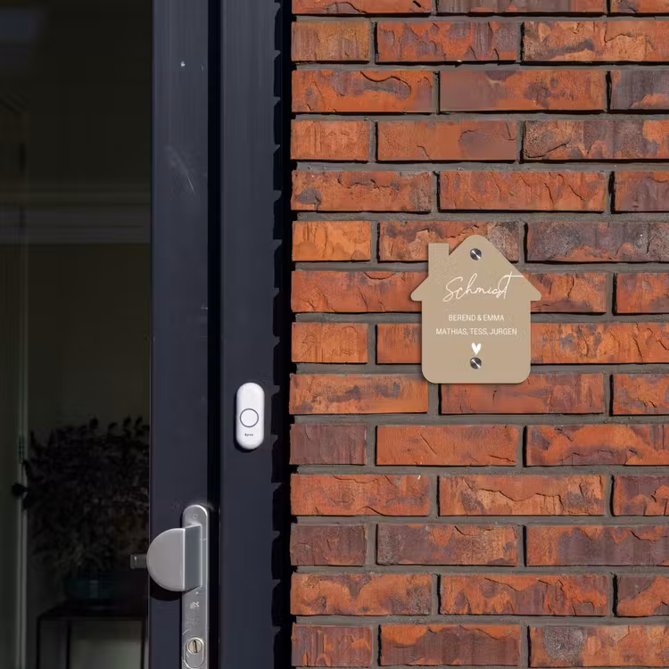 Zandkleur - Sierlijk Naambord Huisje klein -sfeer2