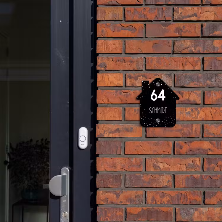 Zwart met stippen - Modern Naambord Huisje klein -sfeer2